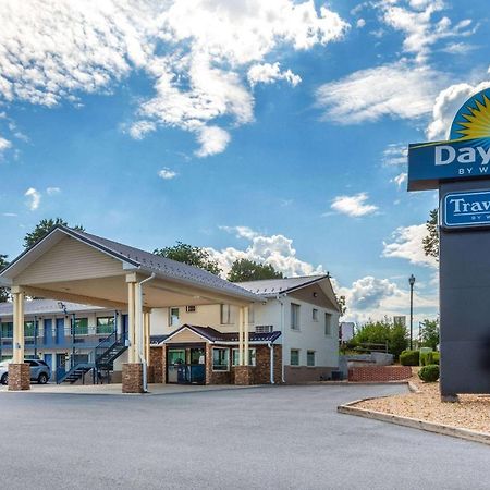 Days Inn By Wyndham Charles Town Ngoại thất bức ảnh