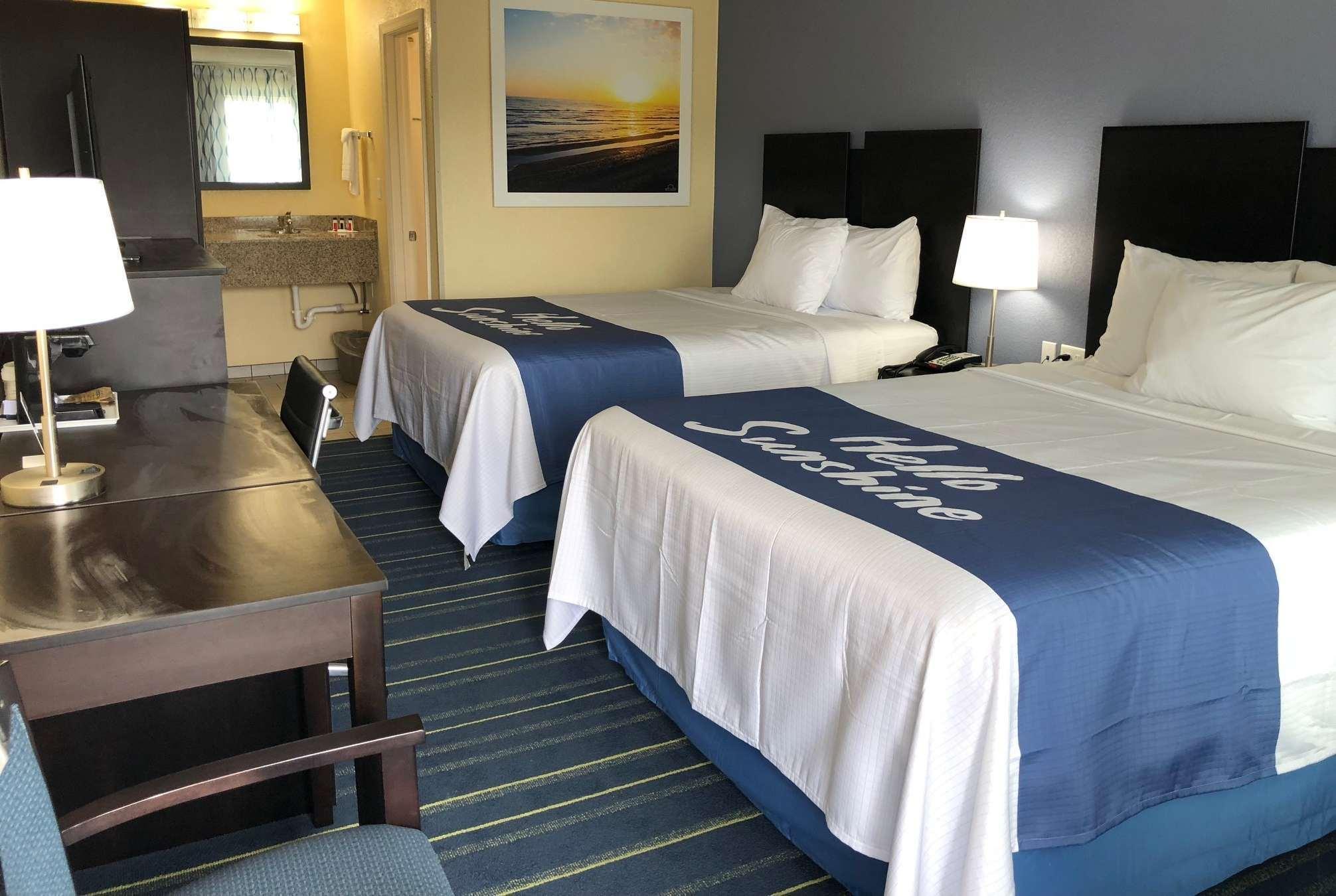 Days Inn By Wyndham Charles Town Ngoại thất bức ảnh