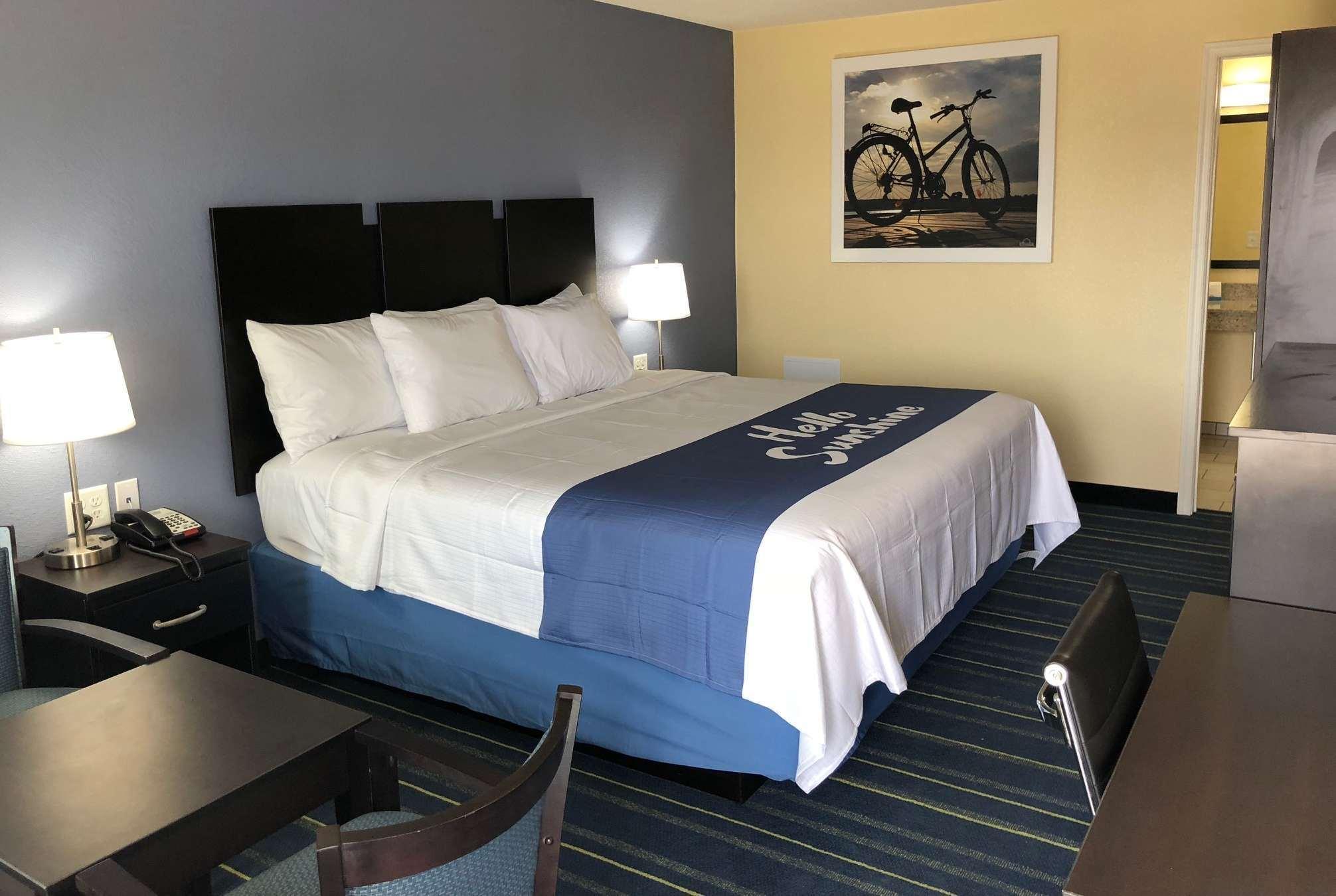 Days Inn By Wyndham Charles Town Ngoại thất bức ảnh