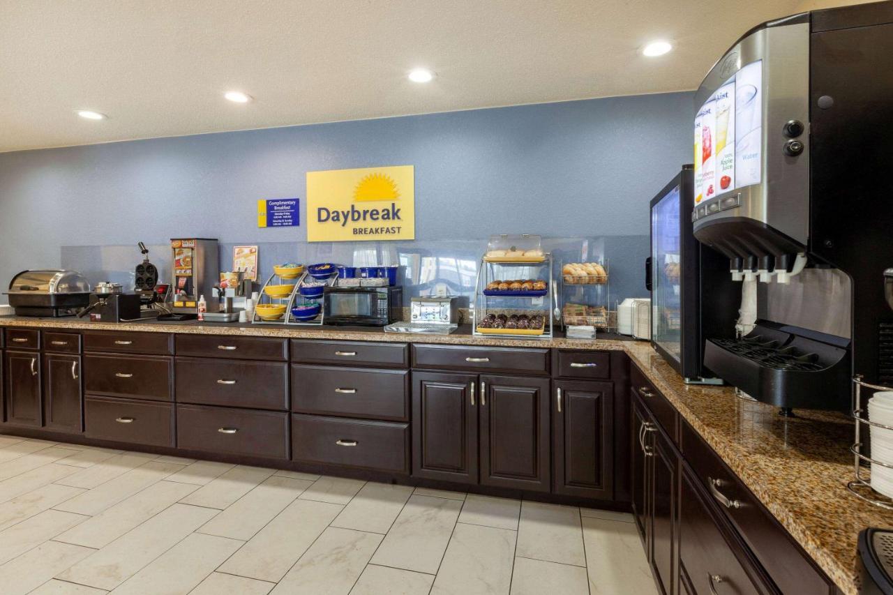 Days Inn By Wyndham Charles Town Ngoại thất bức ảnh