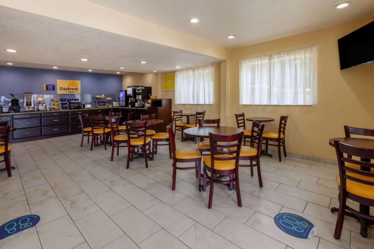 Days Inn By Wyndham Charles Town Ngoại thất bức ảnh