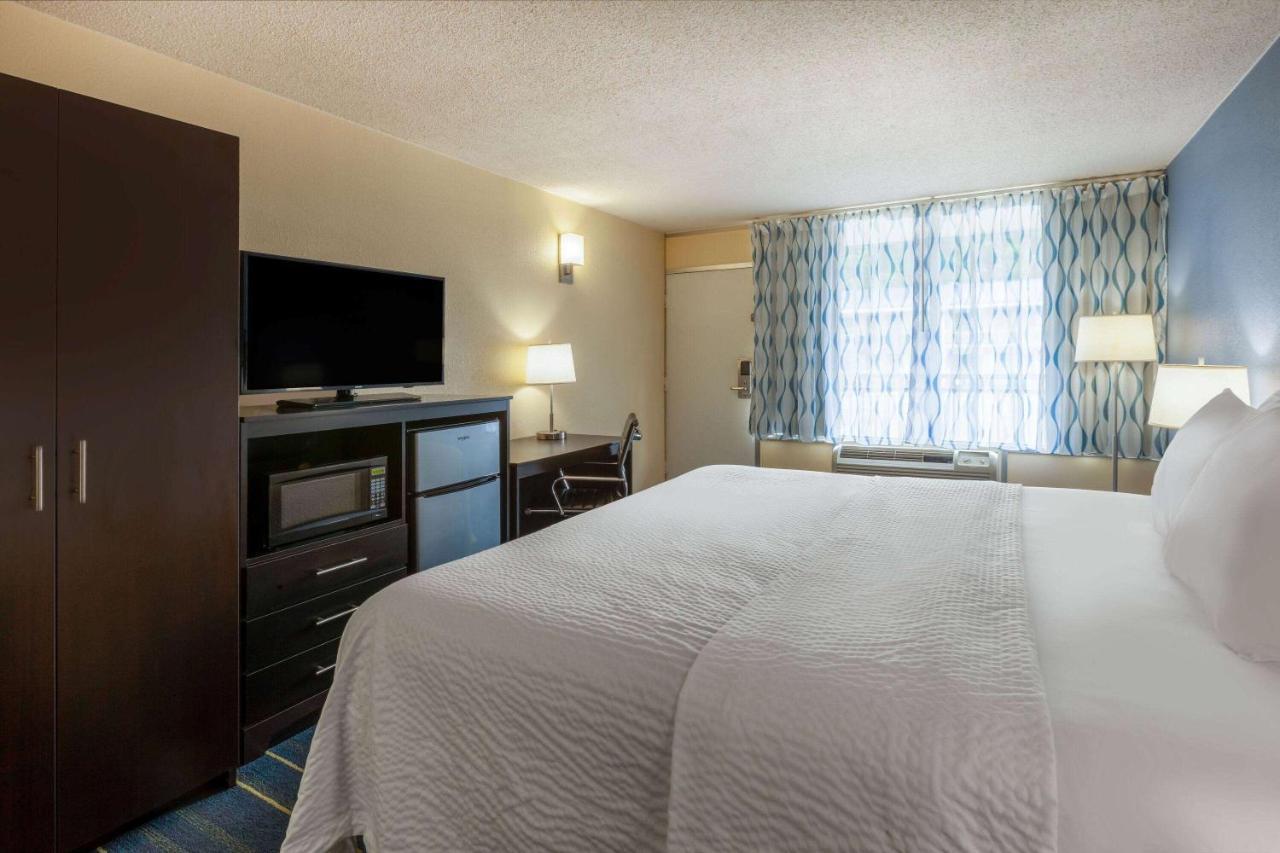 Days Inn By Wyndham Charles Town Ngoại thất bức ảnh