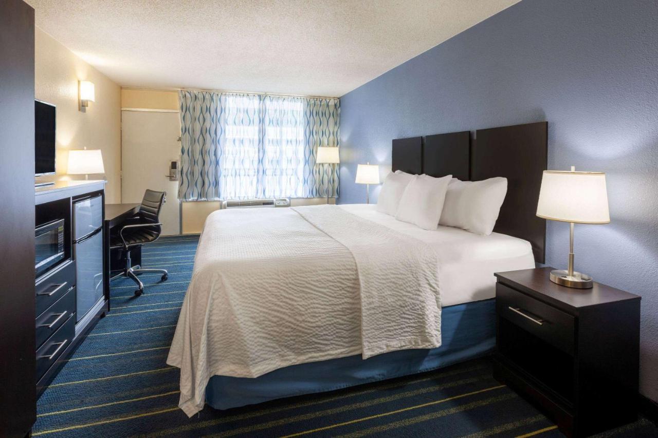 Days Inn By Wyndham Charles Town Ngoại thất bức ảnh