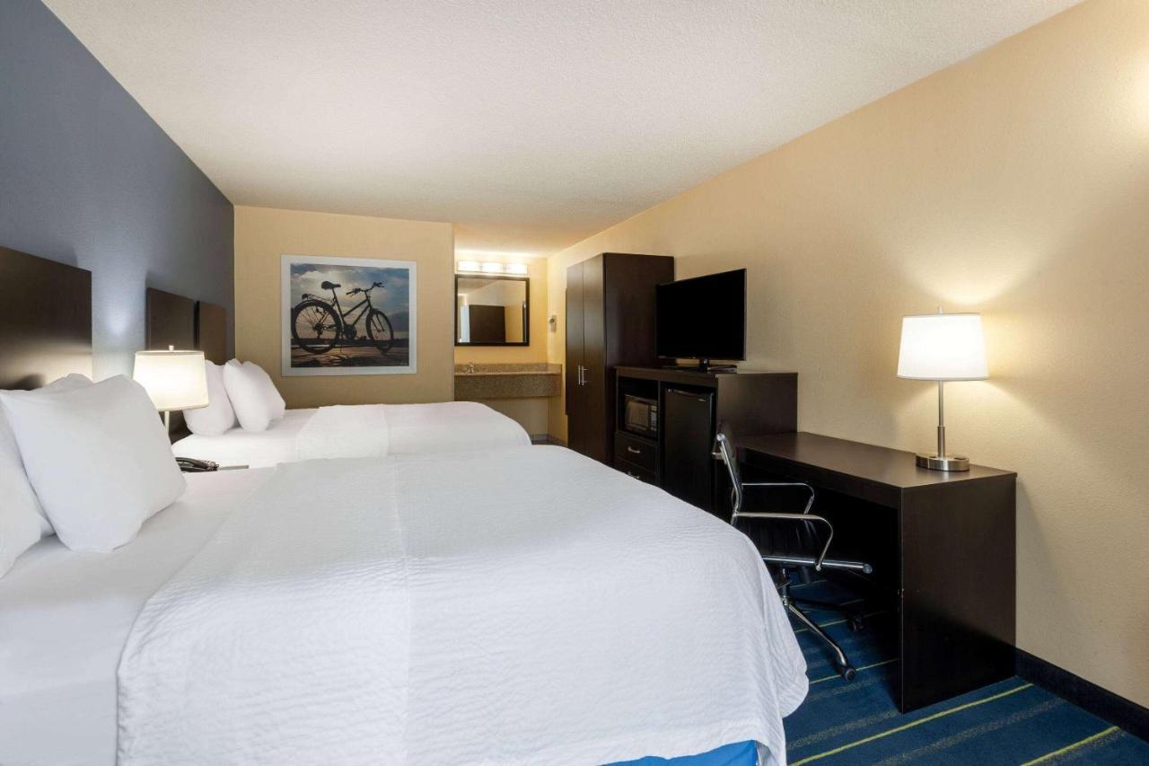 Days Inn By Wyndham Charles Town Ngoại thất bức ảnh