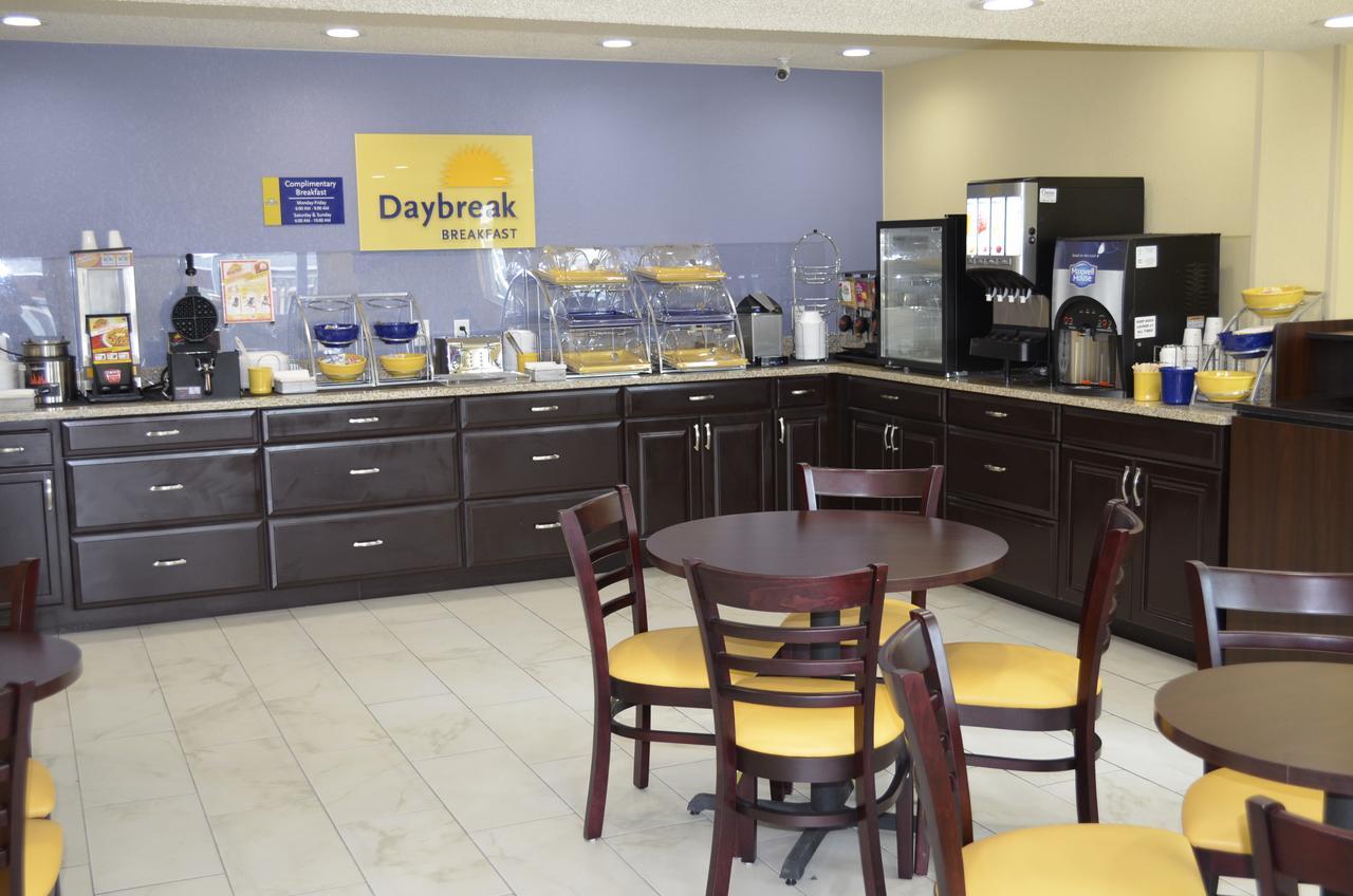 Days Inn By Wyndham Charles Town Ngoại thất bức ảnh