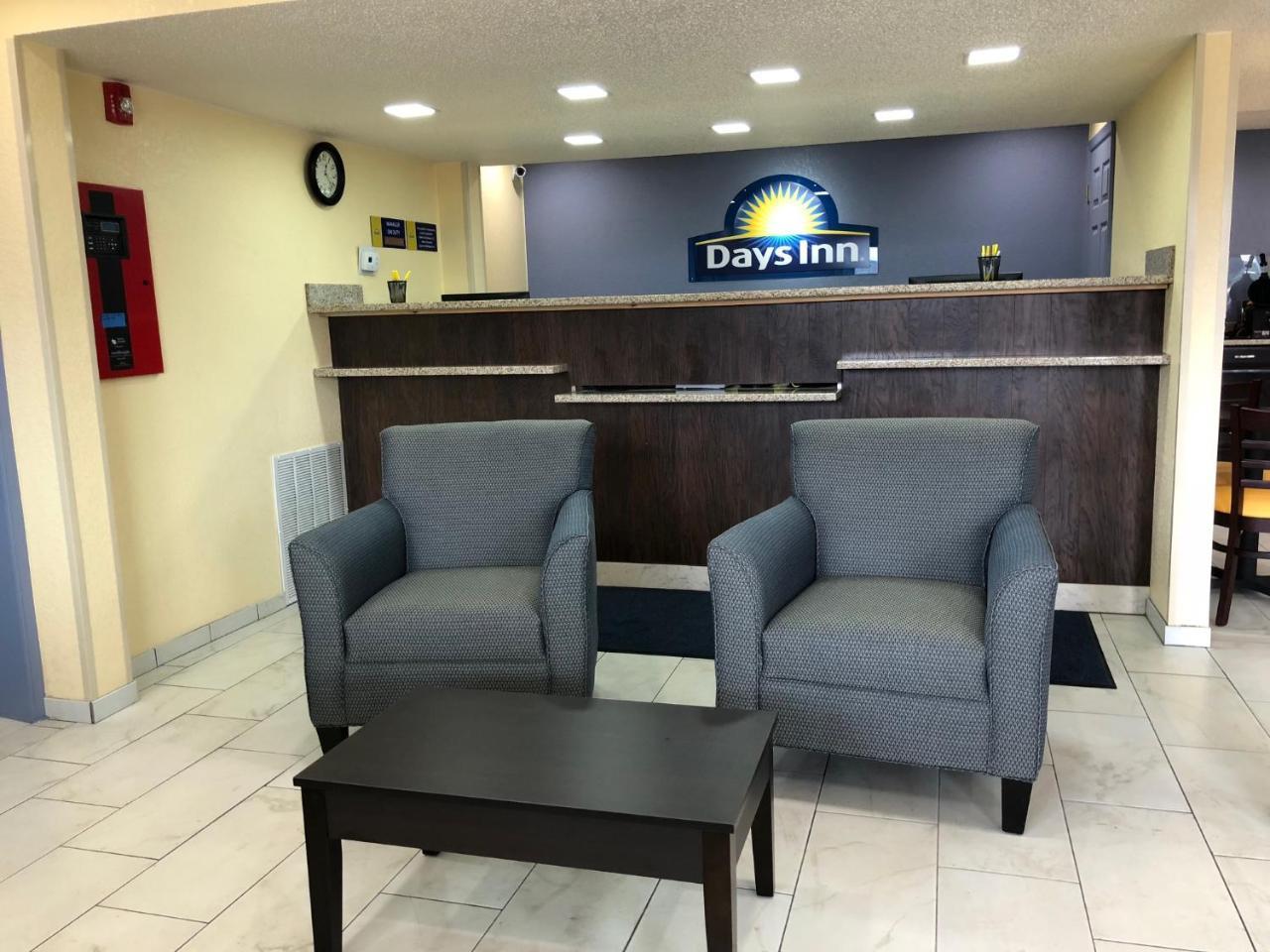 Days Inn By Wyndham Charles Town Ngoại thất bức ảnh